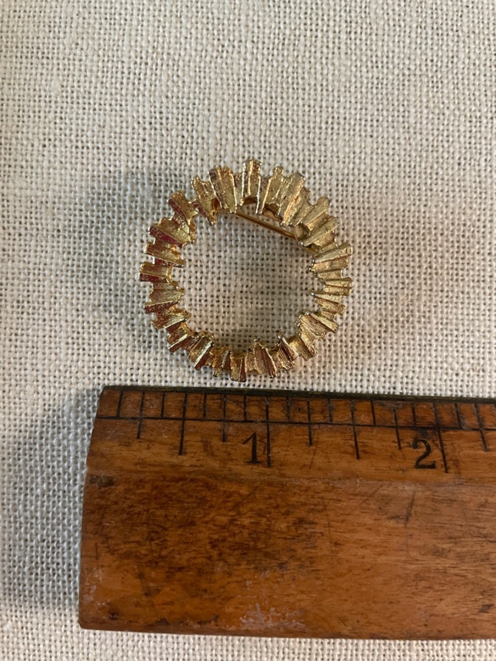 Abstract Circular Brooch - Picture 3 of 3